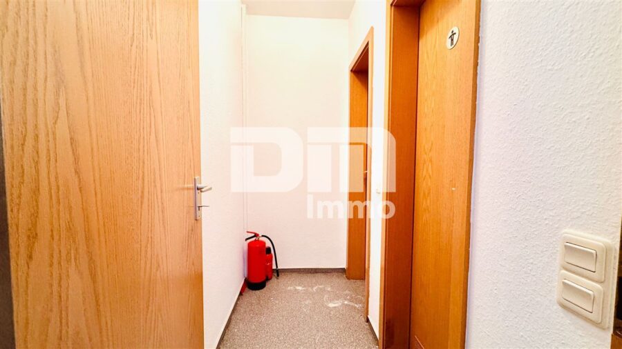 Schöne zentral gelegenes Büro mit drei Balkonen und Tiefgaragenstellplatz - 2.OG Flur / Diele vor den WCs